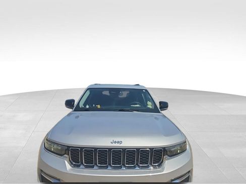 Used 2024 Jeep Grand Cherokee Limited RWD image 3
