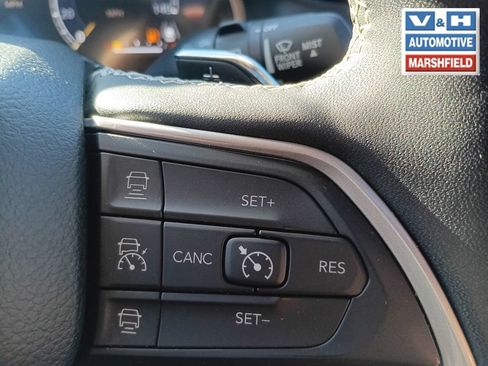 Used 2023 Jeep Grand Cherokee Altitude AWD/4WD image 11