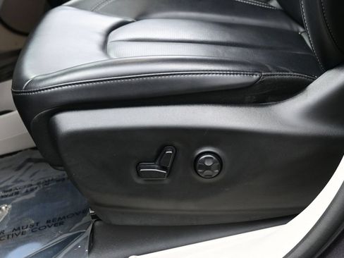 Used 2023 Chrysler Pacifica Touring-L FWD image 14