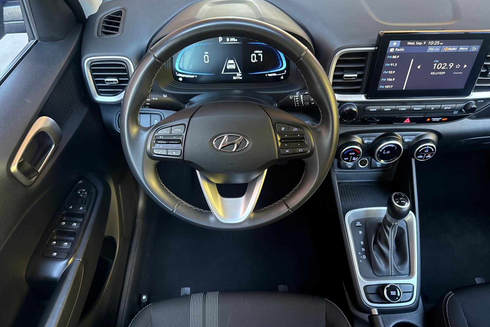 Used 2025 Hyundai Venue SEL FWD image 14