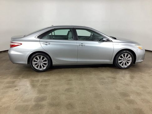 Used 2015 Toyota Camry XLE w/ Moonroof Package FWD image 4