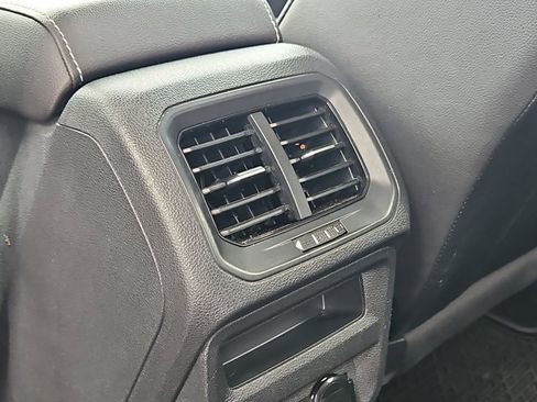 Used 2022 Volkswagen Tiguan SE image 14