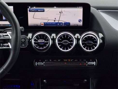 Certified 2025 Mercedes-Benz GLA 250 image 33