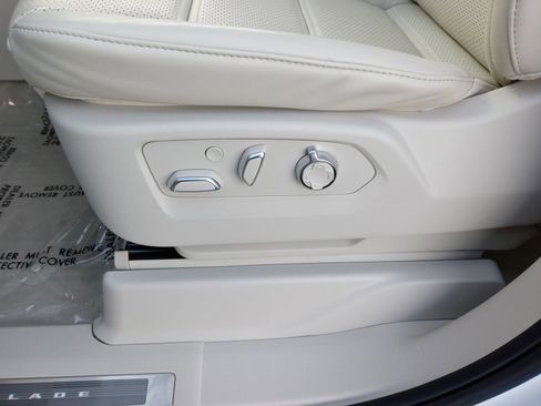 Used 2026 Cadillac Escalade Platinum Sport w/ LPO, ONYX Package image 19