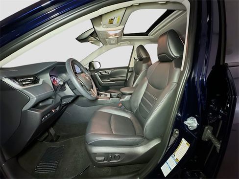 Used 2021 Toyota RAV4 XLE Premium image 17