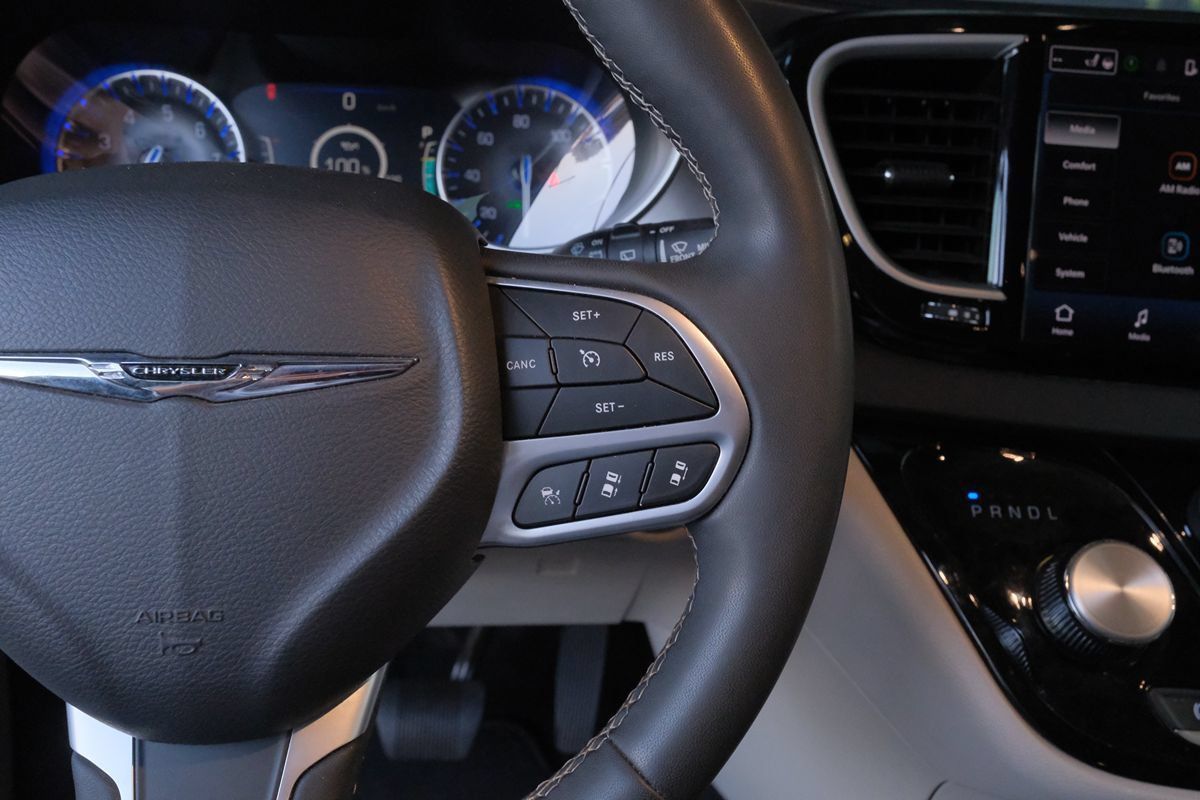 Used 2024 Chrysler Pacifica Touring-L FWD image 18
