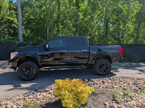Used 2021 Nissan Titan SV w/ SV Convenience Package AWD/4WD image 2