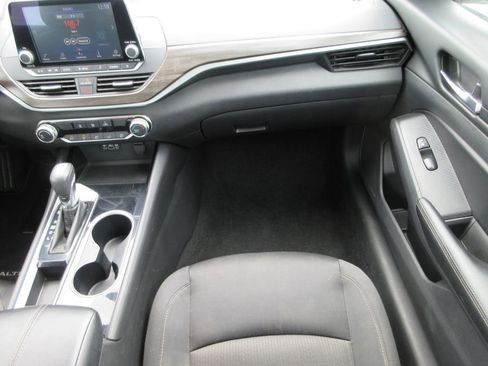 Used 2024 Nissan Altima 2.5 SV FWD image 16