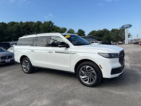 Used 2025 Lincoln Navigator L Reserve AWD/4WD image 17