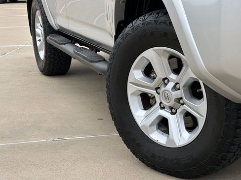 Used 2016 Toyota 4Runner SR5 Premium image 9