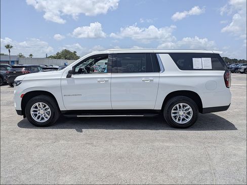 Used 2024 Chevrolet Suburban LT w/ Luxury Package AWD/4WD image 4