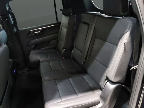 Used 2025 Chevrolet Suburban Z71 image 30