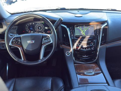 Used 2017 Cadillac Escalade ESV Luxury image 27