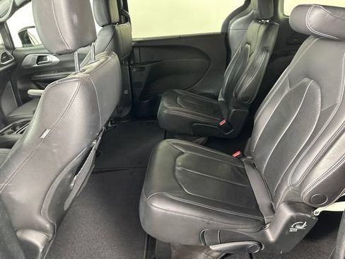 Certified 2018 Chrysler Pacifica Touring-L w/ Premium Audio Group FWD image 15
