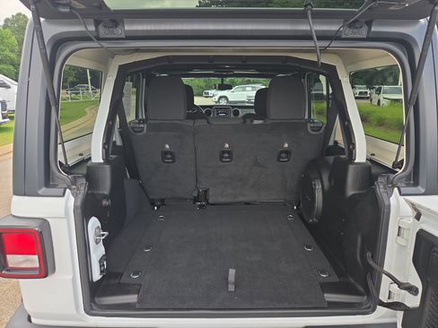 Used 2018 Jeep Wrangler Unlimited Sport S AWD/4WD image 9