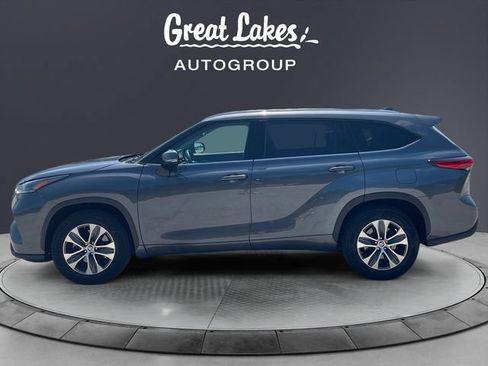 Used 2021 Toyota Highlander XLE FWD image 2