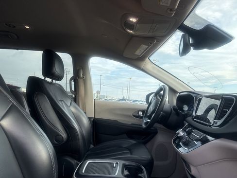 Used 2023 Chrysler Pacifica Touring-L FWD image 18