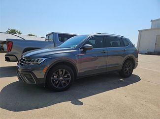 Used 2023 Volkswagen Tiguan SE image 1