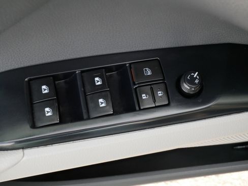 Used 2018 Toyota Camry LE image 19