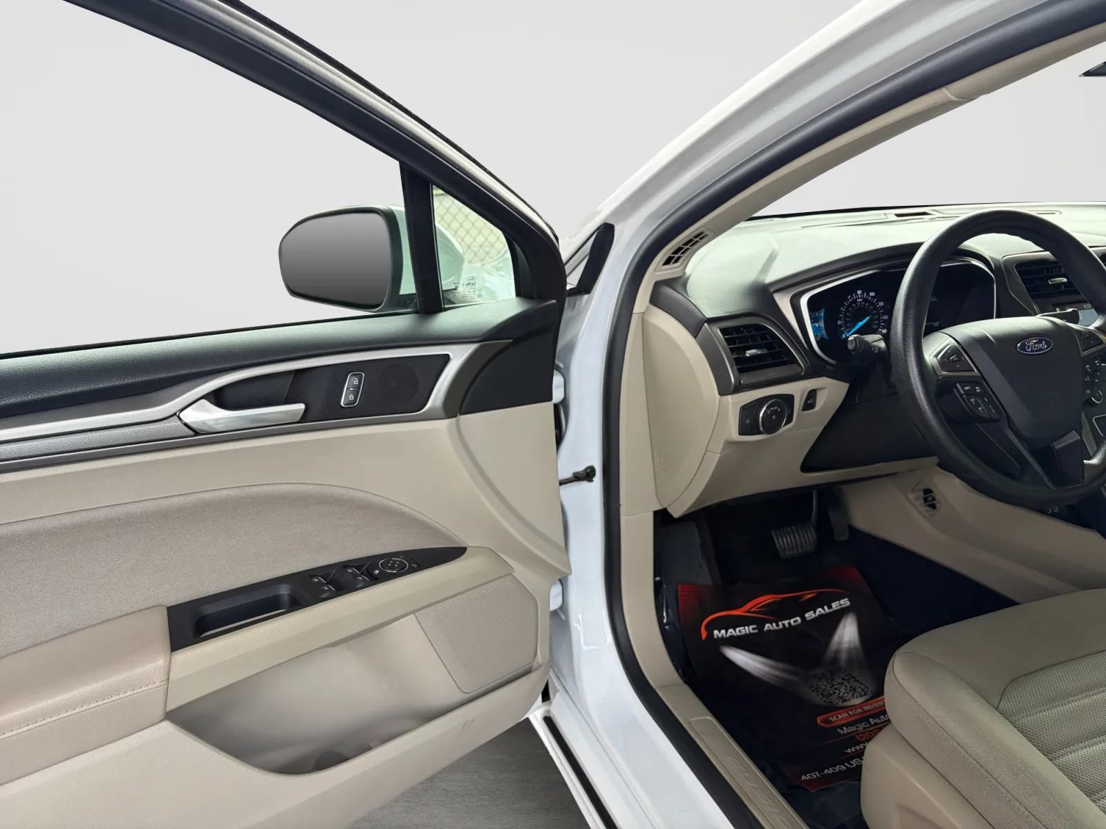 Used 2019 Ford Fusion SE FWD image 11