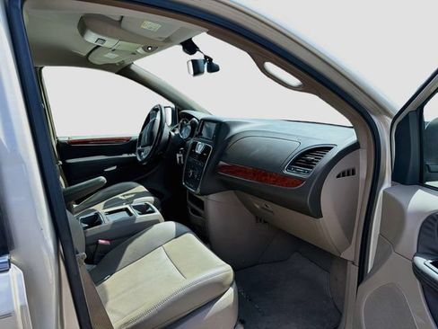 Used 2014 Chrysler Town & Country Touring-L FWD image 12