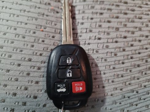 Used 2014 Toyota Camry LE FWD image 32