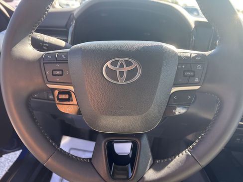 Used 2025 Toyota Camry SE image 11