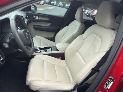 Certified 2023 Volvo XC40 B5 Plus w/ Protection Package Premier image 23