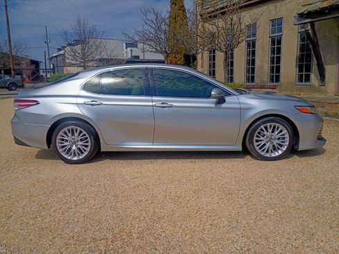 Used 2018 Toyota Camry XLE image 14