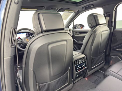 Used 2024 Porsche Cayenne w/ Technology Package image 37