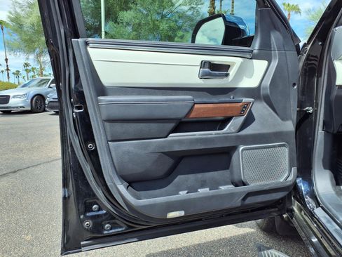 Used 2025 Toyota Sequoia Capstone AWD/4WD image 19