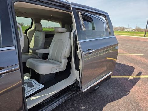 Used 2018 Chrysler Pacifica Touring-L FWD image 51