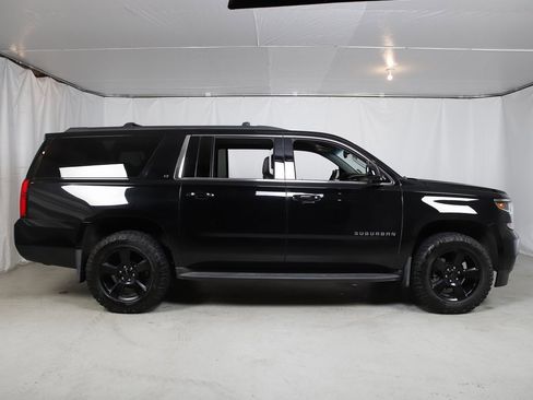 Used 2018 Chevrolet Suburban LT image 2