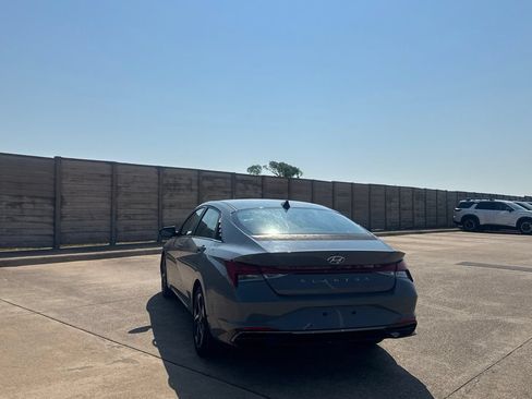 Used 2022 Hyundai Elantra SEL w/ Convenience + Premium Package FWD image 18