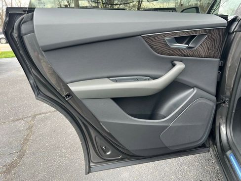 Used 2022 Audi Q8 Premium image 18