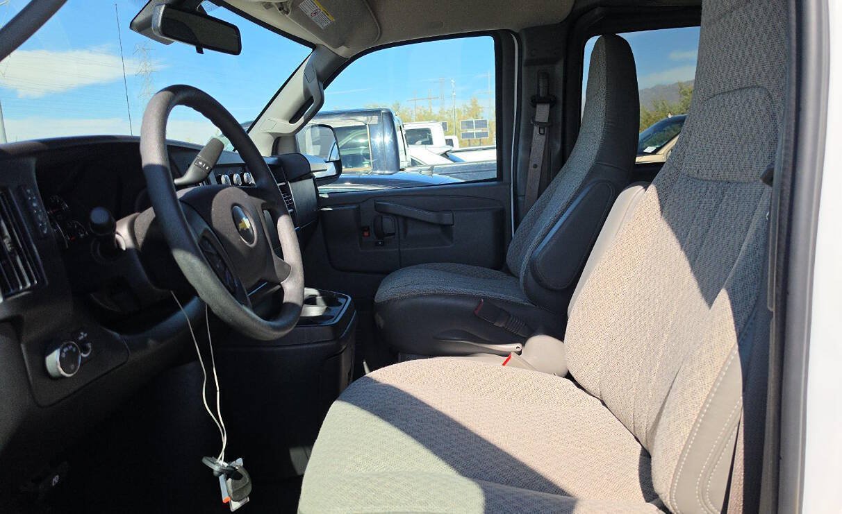 Used 2025 Chevrolet Express 3500 LT w/ LT Preferred Equipment Group RWD image 8