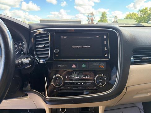 Used 2017 Mitsubishi Outlander SEL AWD/4WD image 11