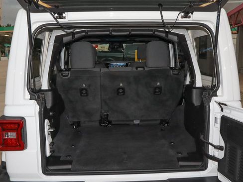 Used 2026 Jeep Wrangler Unlimited Sahara AWD/4WD image 9
