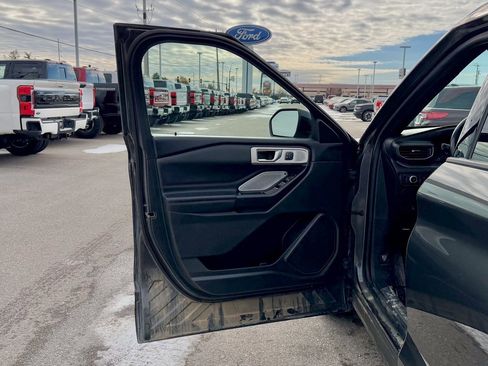 Used 2020 Ford Explorer Platinum w/ Premium Technology Package image 11