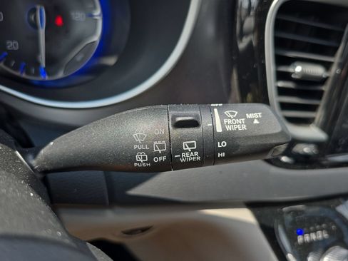 Used 2023 Chrysler Pacifica Touring-L FWD image 23