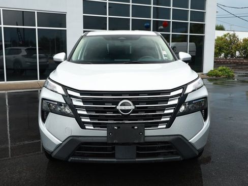 Used 2024 Nissan Rogue SV AWD/4WD image 2