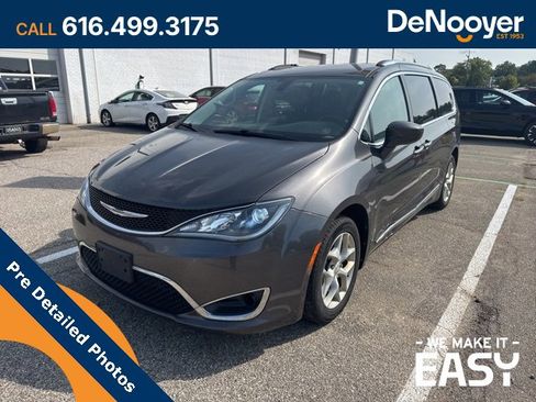 Used 2017 Chrysler Pacifica Touring-L Plus image 1
