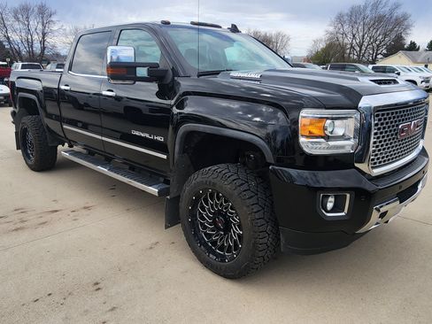 Used 2017 GMC Sierra 2500 Denali w/ Duramax Plus Package AWD/4WD image 4