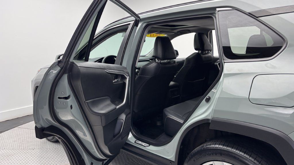 Used 2021 Toyota RAV4 XLE Premium AWD/4WD image 33