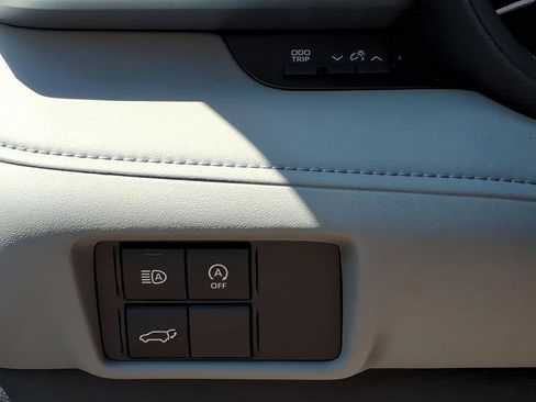 Used 2025 Toyota Highlander LE FWD image 24