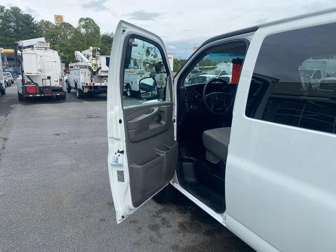 Used 2010 Chevrolet Express 3500 LT w/ LT Preferred Equipment Group RWD image 7