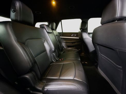 Used 2017 Ford Explorer XLT w/ Equipment Group 202A FWD image 27