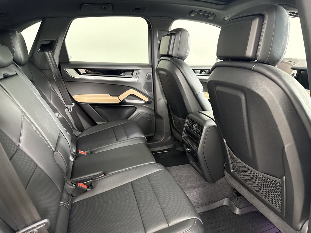 Certified 2024 Porsche Cayenne AWD/4WD image 24