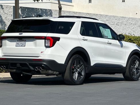Used 2025 Ford Explorer ST image 4