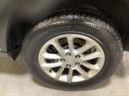 Used 2021 Jeep Grand Cherokee Laredo AWD/4WD image 11